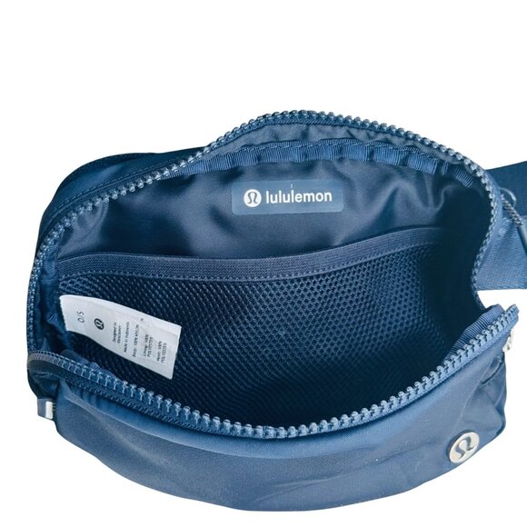 Lululemon Bag Women's Everywhere Navy Nylon Inner Pocket Zip Adjustable Belt - Picture 4 of 8